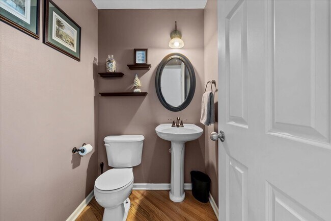 Building Photo - 907 Main St