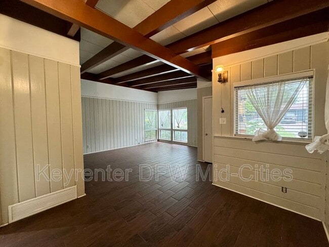 Building Photo - 3104 Medina Ave