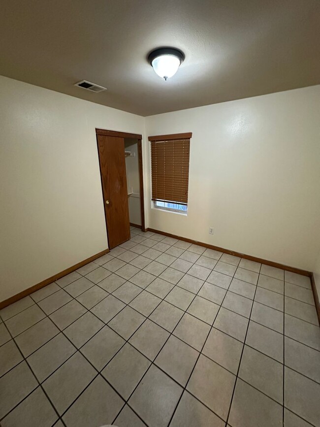 Building Photo - Spacious 5-Bedroom Home in Bakersfield, CA!