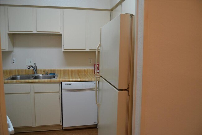 Building Photo - 2021 Spenwick Dr