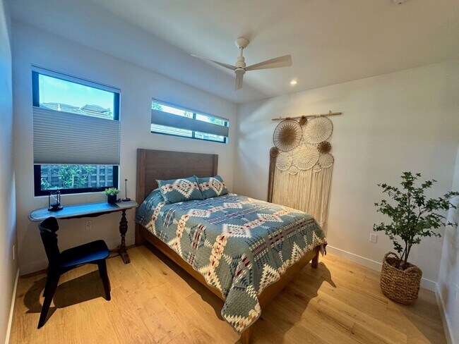 Building Photo - 1910 Raymond Ln