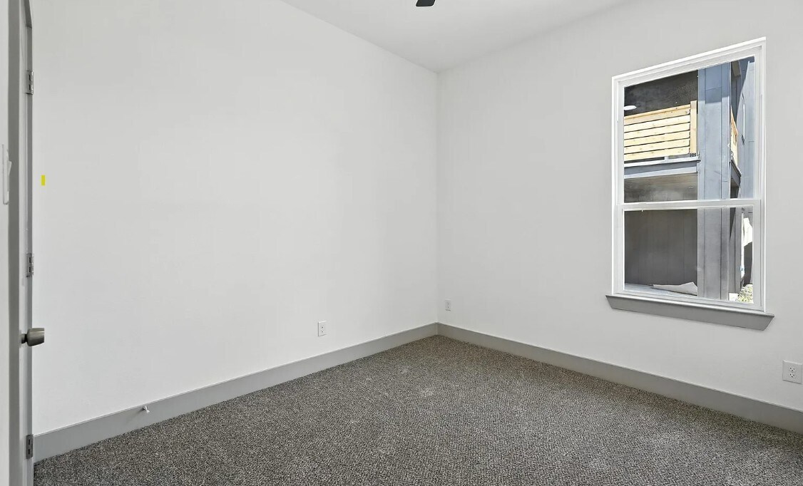 Building Photo - 716 Oak Creek Dr