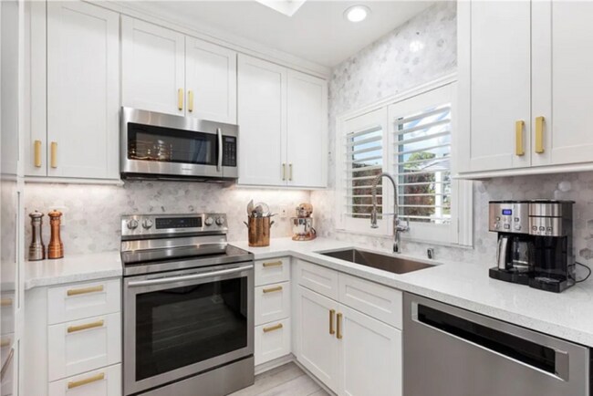 Building Photo - Stunning Furnished 2-bedroom Newport Beach condo Near the Ocean Today!
