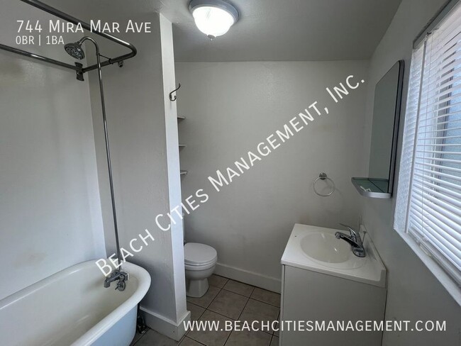 Building Photo - 744 Mira Mar Ave