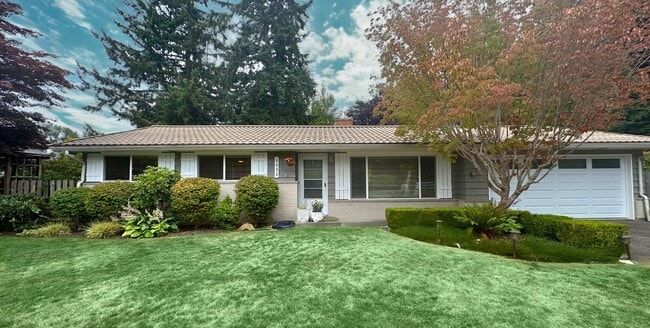 Primary Photo - Beautiful Ranch-Style Home in Desirable Sn...
