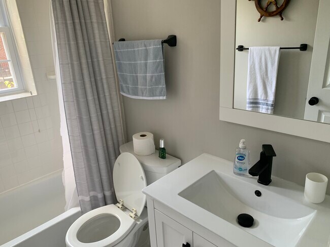 Building Photo - 2 Bed, 1 Bath Condo