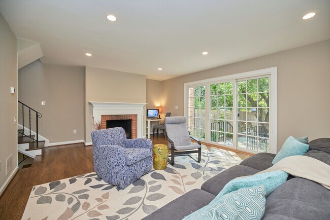 Building Photo - Stunning 3 Bed 2.5 Bath Townhome In Vibran...