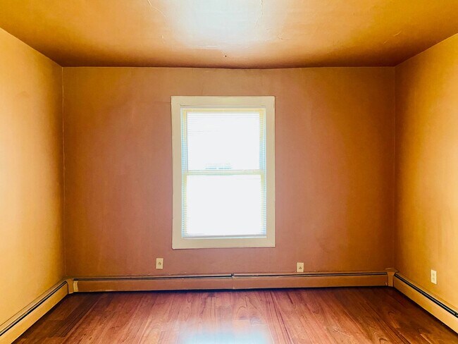 Building Photo - Adorable 2bdrm/1bth Bungalow Conveniently ...