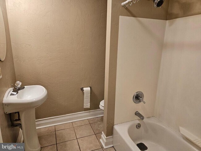 Building Photo - 246 S St Clair St