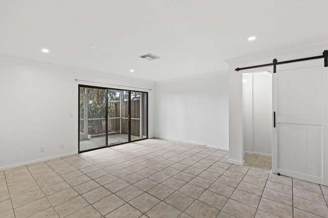 Building Photo - 814 Hill Dr