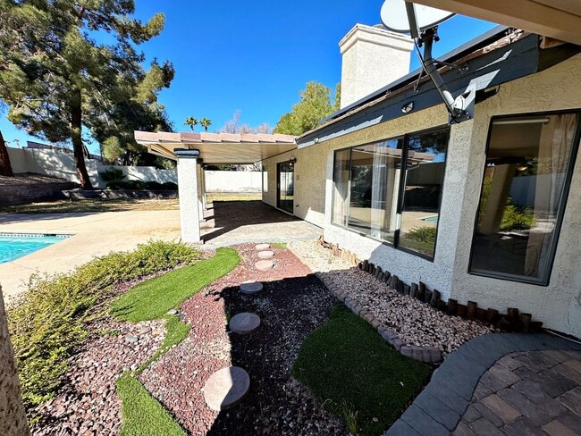 Building Photo - Green Valley Luxury Single Story: Pool, Putting Green, 4 Bedrooms, SOLAR!