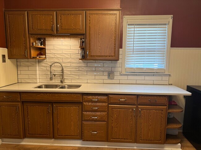 Building Photo - 265 E Markison Ave