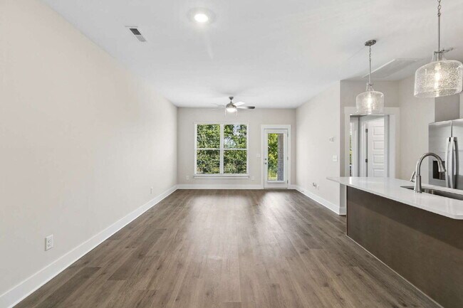 Building Photo - "Charming 3-Bed Townhouse Retreat with 2.5 Baths in Hendersonville's Heart!"