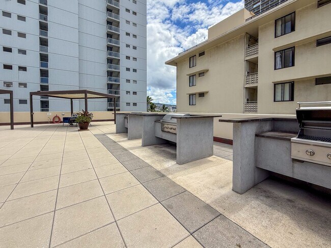 Building Photo - Beautiful High-Floor 1 Bedroom in Waikiki ...