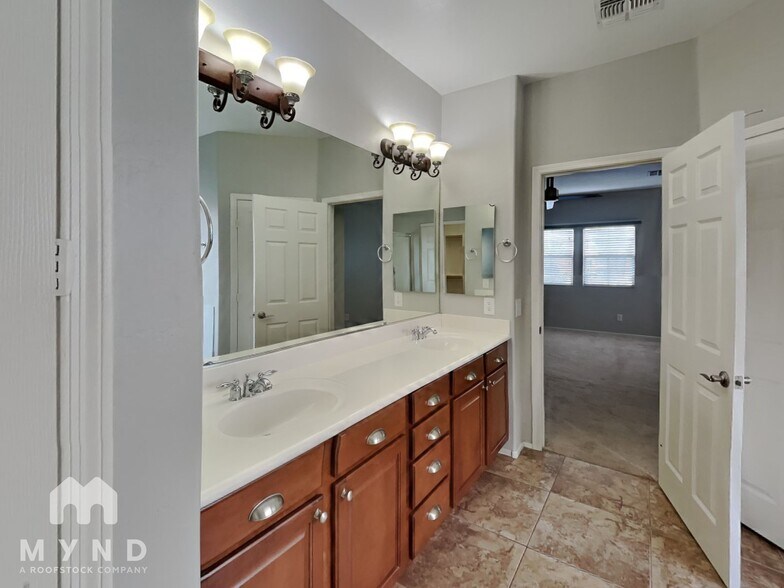 Building Photo - 3009 E Lynx Way