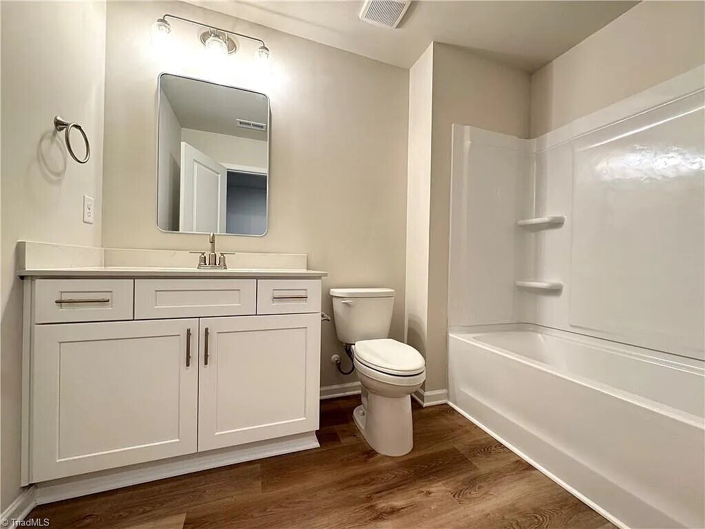 Building Photo - 1086 W Bank St