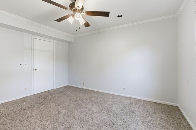 Building Photo - Updated condo in the heart of Green Hills!