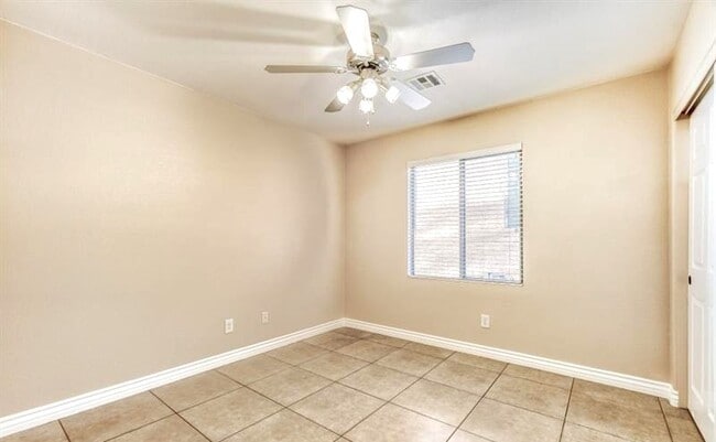 Building Photo - 5565 Golden Palms Ct