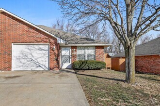 Building Photo - 3 Bedroom, 2 Bath, all one level, all elec...