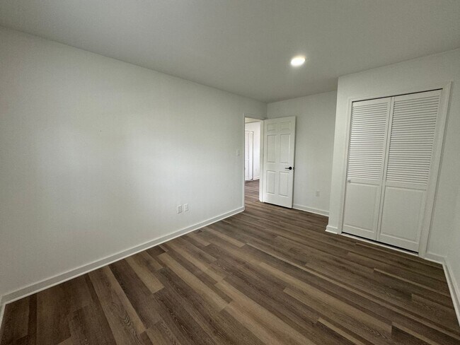 Building Photo - Spacious 5 Bed 3 Bath Home Walking Distanc...
