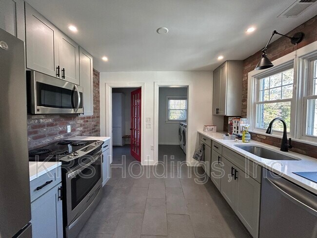 Building Photo - 35 Westover Rd