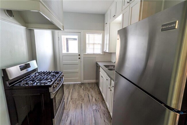 Building Photo - 1918 Robbins Pl