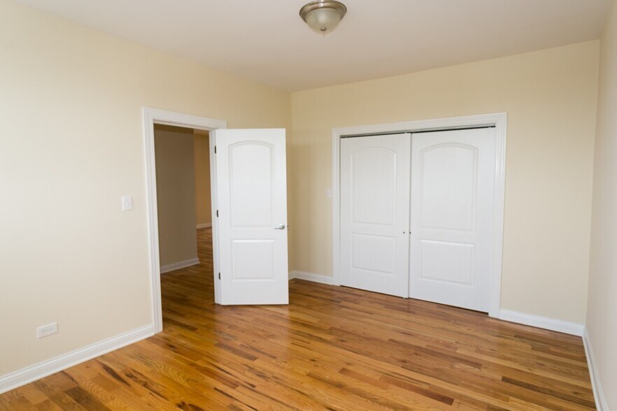 Building Photo - 4431 N Wolcott Ave