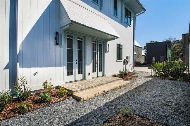 Building Photo - 135 Carlyle Ln