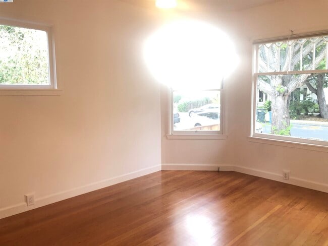 Building Photo - 466 Ruthven Ave