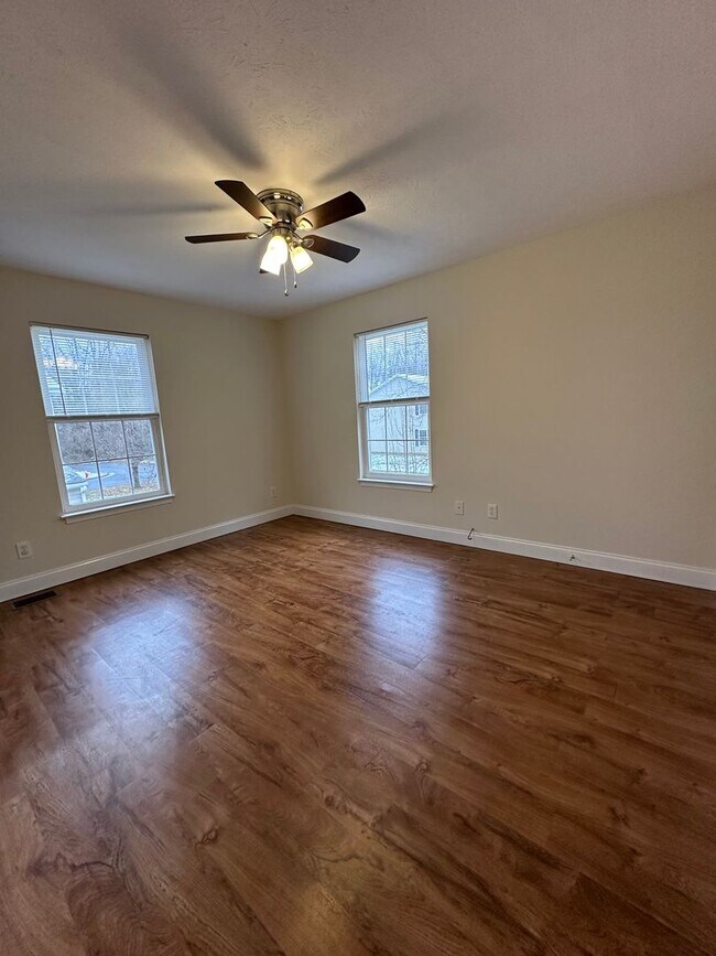 Building Photo - End Unit Townhome for Rent in Grottoes