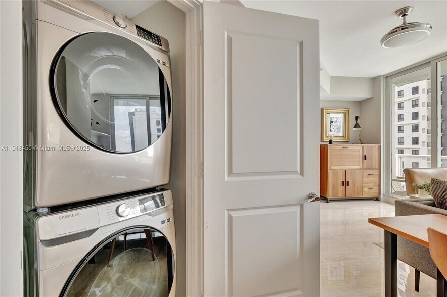 Building Photo - 315 NE 3rd Ave