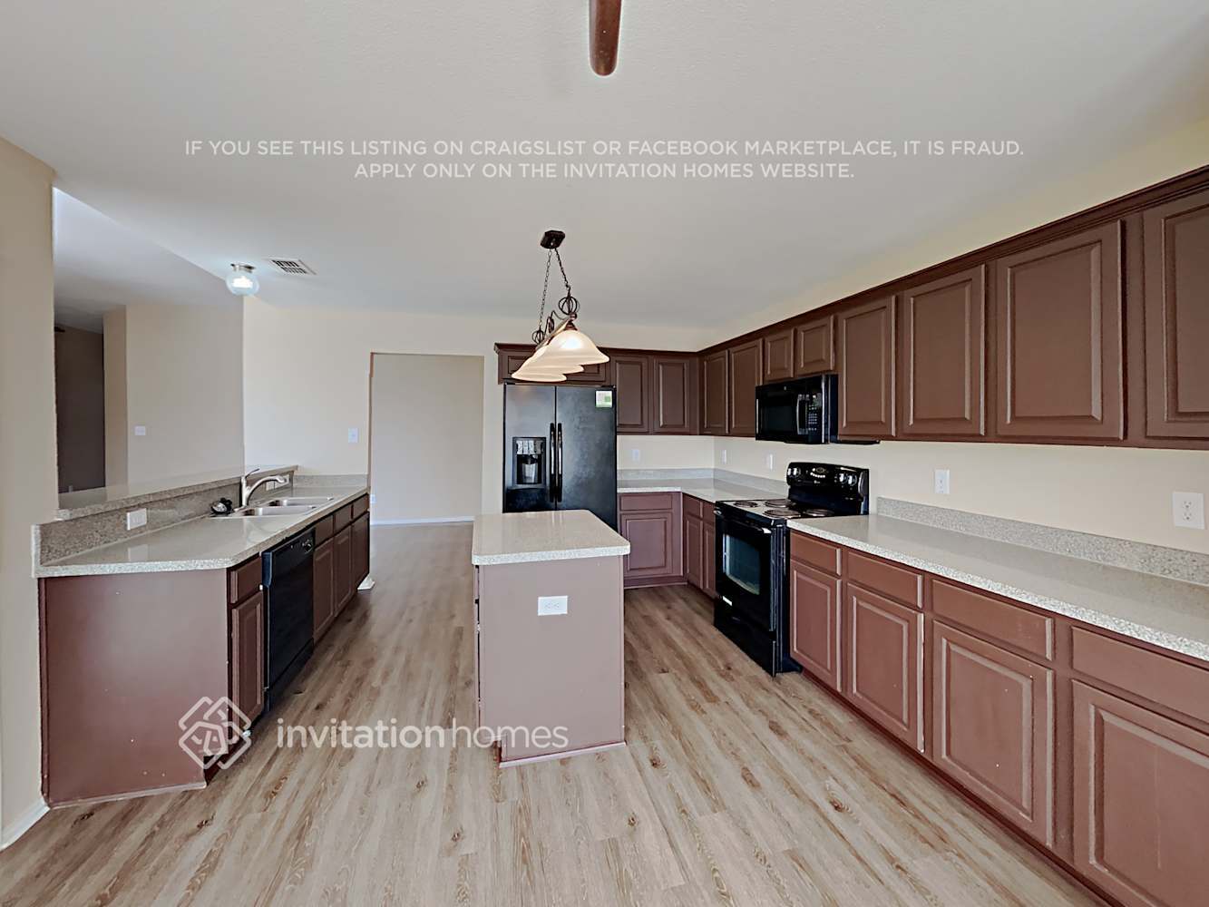 Building Photo - 905 Hidden Oaks Dr
