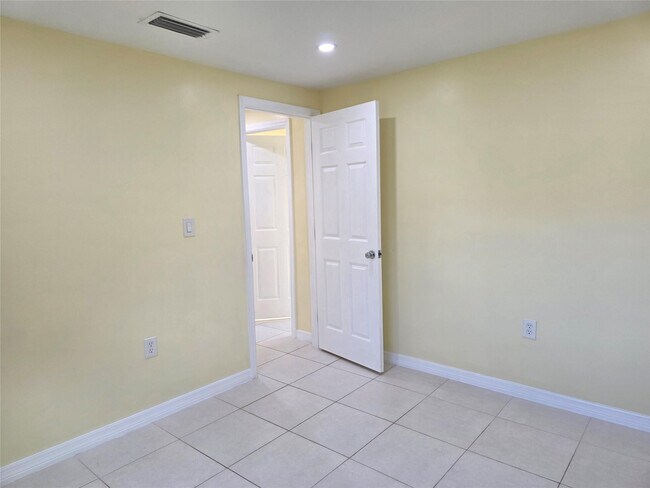 Building Photo - 3633 SE 20th Terrace