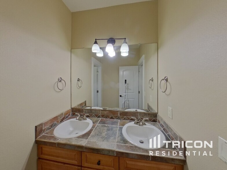 Building Photo - 3993 NW Currawong Ct
