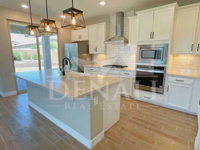 Building Photo - 13648 N 144th Dr