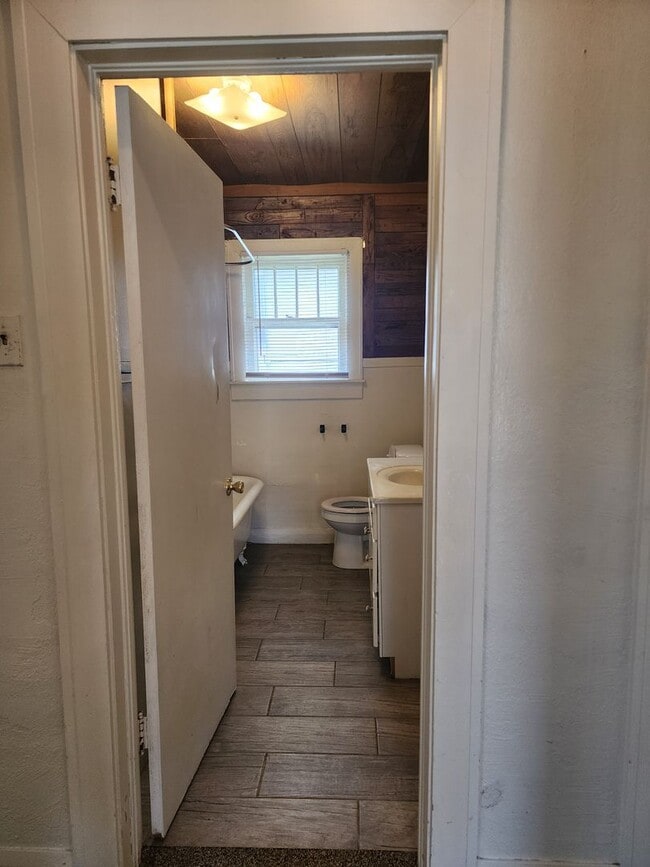 Building Photo - 2 bed 1 bath in Shawnee