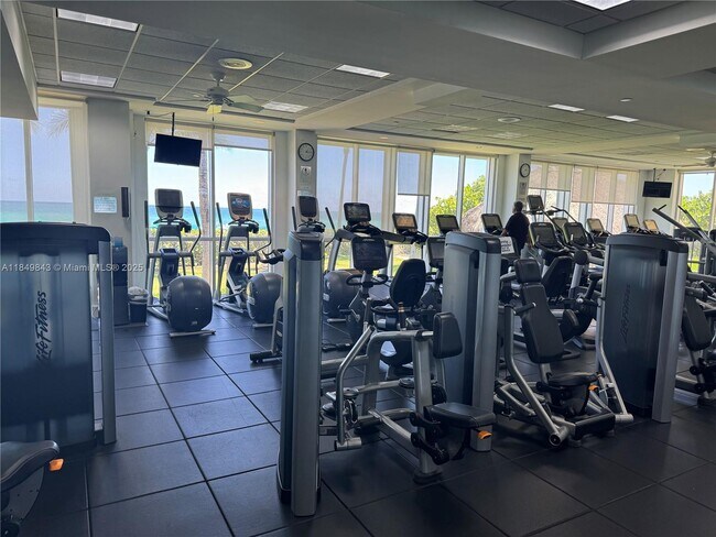 Building Photo - 16500 Collins Ave