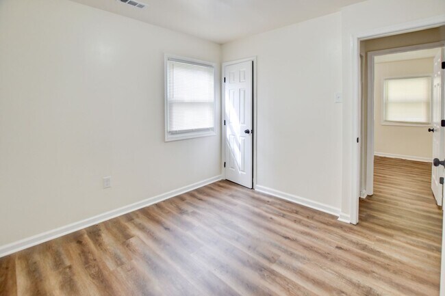 Building Photo - 1923 Bancroft Dr