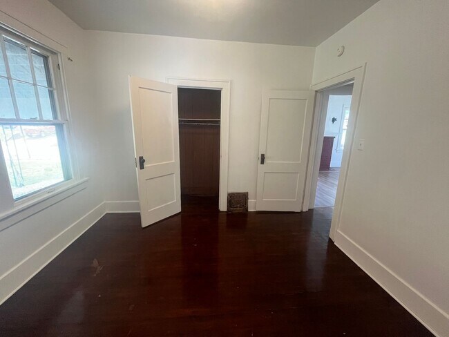 Building Photo - One bedroom in Alton
