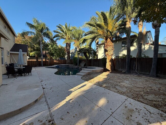 Building Photo - 5 bedrooms located in Redbridge Gated Community!