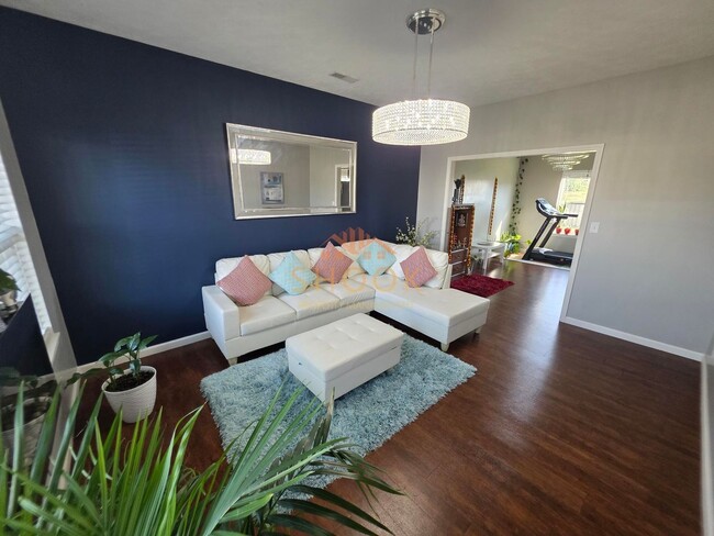 Building Photo - UPDATED 4 BEDROOM HOME WITH LOTS OF SPACE ...