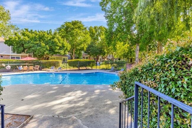 Building Photo - Cute 3BD/1.5BA Townhome with Great Commute location in Danville