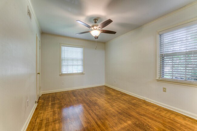 Building Photo - 4 bed/2 bath