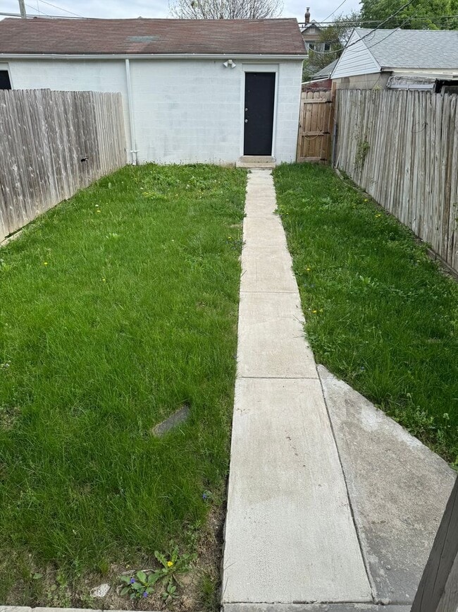 Building Photo - 204-206 E Woodrow Ave