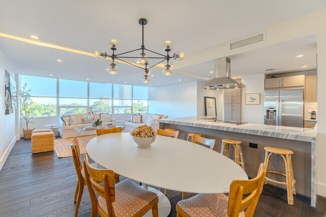 Building Photo - 2701 Westheimer Rd