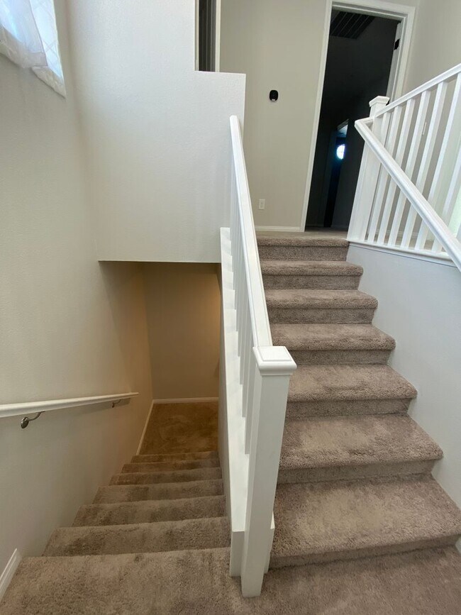 Building Photo - AMERICANA Property Mgmt - 3beds - 2 1/2baths Newly Townhouse in Henderson.