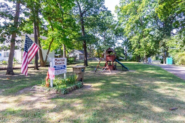 Building Photo - 4120 Lotus Dr