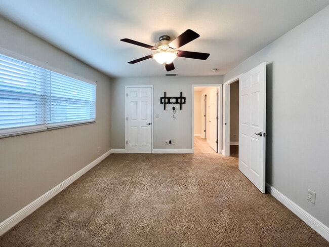 Building Photo - 1858 Oak Park Dr S