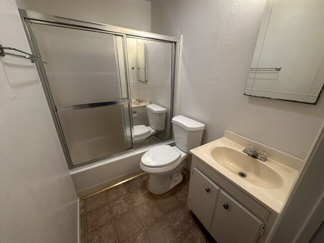 Building Photo - 2 Bedroom, 1 Bathroom Apartment