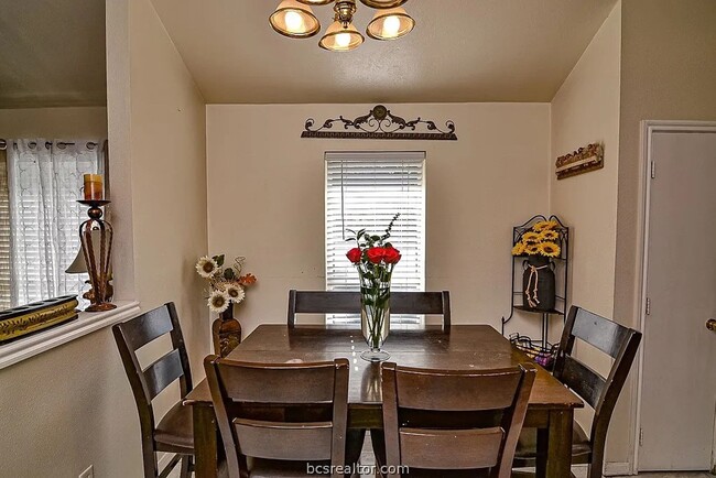 Building Photo - Newly Remodeled Unit!
